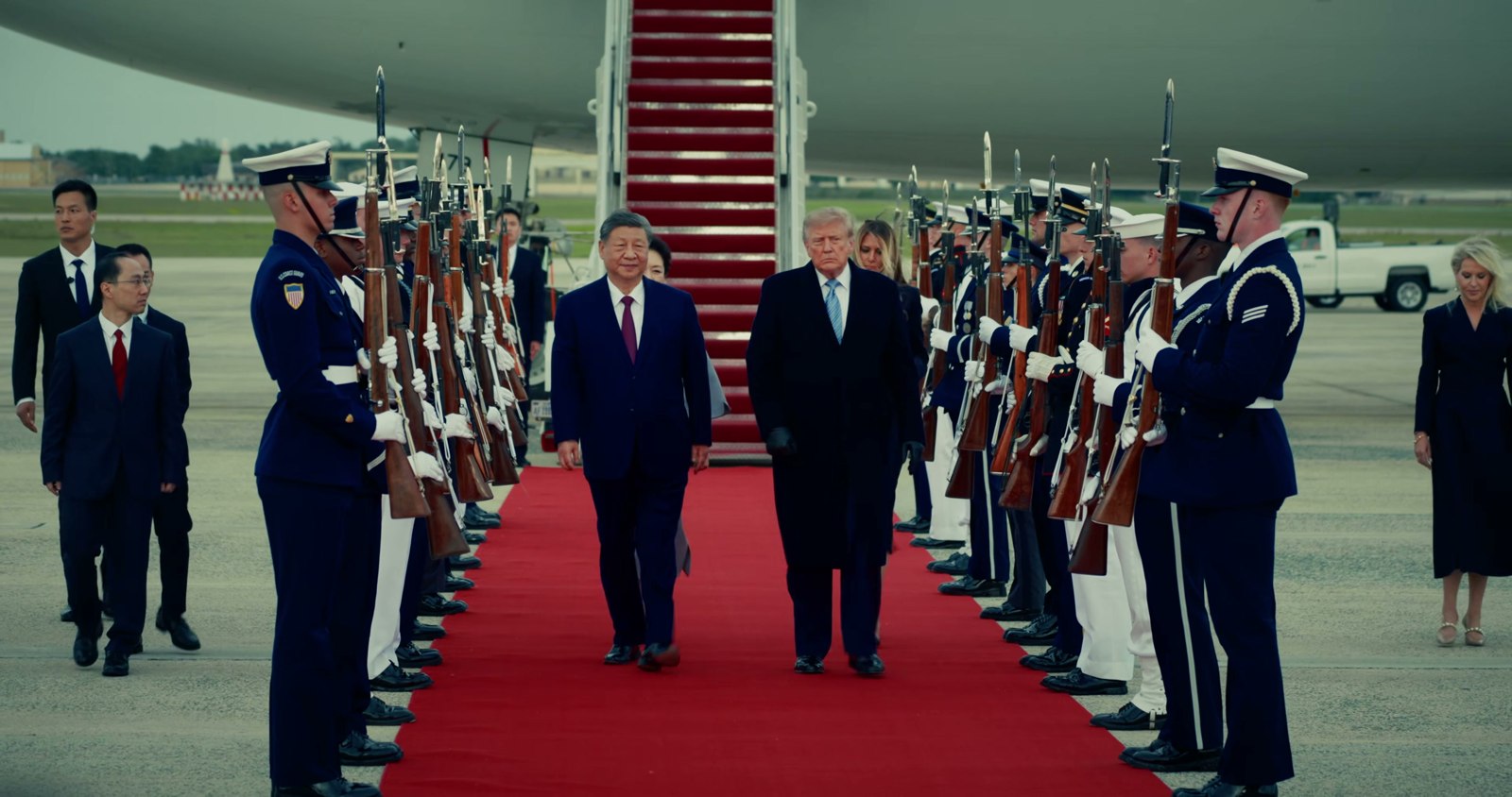 Imagen referencial · Trump rompe 60 años de protocolo y recibe a Xi en la pista, como Kennedy a Nehru en 1961