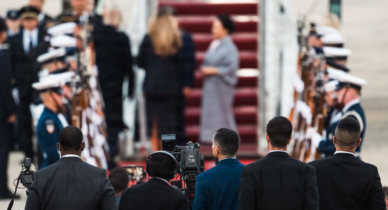 Cómo leyó China la cumbre: la foto viral de soldados de EE.UU. limpiando de rodillas la alfombra roja de Xi
